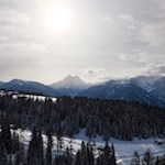 In der Ferne ragt der Peitlerkofel in die Höhe