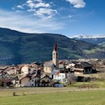 Inmitten grüner Wiesen präsentiert sich Albions