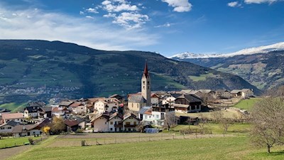Inmitten grüner Wiesen präsentiert sich Albions
