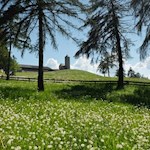 Inmitten blumenreicher Lärchenwiesen thront die Jakobskirche auf der Langfenn