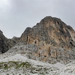 Die senkrechten Felswände des östlichen Sellastocks