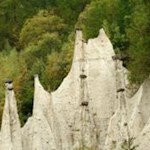 Die-spitz-zulaufenden-Terner-Erdpyramiden