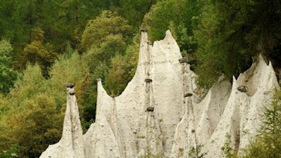 Die spitz zulaufenden Terner Erdpyramiden
