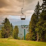 Der Rückweg führt unterhalb des Sessellifts zurück nach Afers