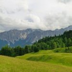 Durch blühende Almwiesen vorbei an den schroffen Felsen des Peitlermassivs
