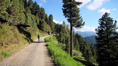 Sanft steigt der Weg zur Schatzerhütte an