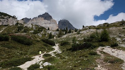Mit Blick auf die weltberühmten Drei Zinnen zur Auronzohütte