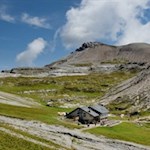 Auf der Puezhochfläche lädt die Puezhütte zur Einkehr ein