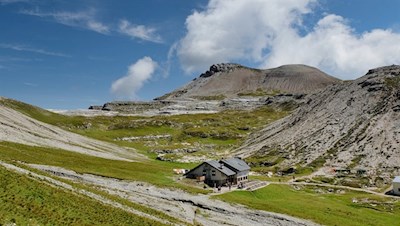 Auf der Puezhochfläche lädt die Puezhütte zur Einkehr ein