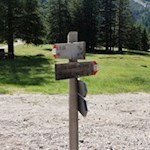 Dietro la Capanna Alpina, seguire il sentiero che si dirama a sinistra