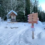 Am Nigerpass weist das Wanderschild Nr. 1 den Weg zur Messnerjoch Hütte