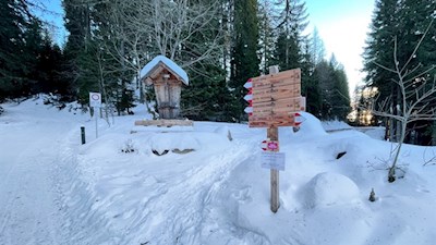 Am Nigerpass weist das Wanderschild Nr. 1 den Weg zur Messnerjoch Hütte