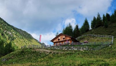 Die urige Plattner Alm auf 1942 m Höhe