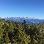 Unterwegs entfalten sich malerische Ausblicke auf die Dolomiten