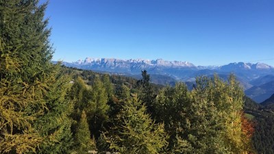 Unterwegs entfalten sich malerische Ausblicke auf die Dolomiten