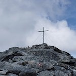 Das elegante Gipfelkreuz des Fernerköpfl