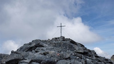 Das elegante Gipfelkreuz des Fernerköpfl
