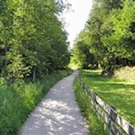Der Radweg Sterzing - Mareit führt durch Wiesen und Auwälder