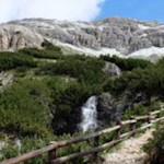 Der rauschende Wasserfall nahe der Quelle der Rienz