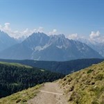 Blick auf die Dreischusterspitze, die Drei Zinnen und den Haunold