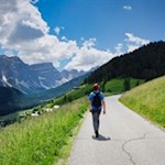 Von Campill folgt die Wanderung zunächst einer asphaltierten Bergstraße