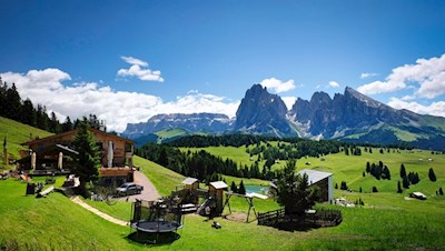 Schgaguler Schwaige mit Blick auf den Sellastock und die Langkofelgruppe