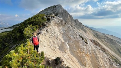 Over a steeply sloping ridge to the Corno Bianco