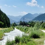 Leichter-Spaziergang-auf-dem-Bachdammweg