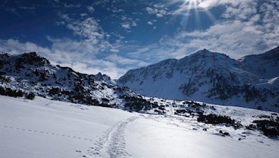 Die tief verschneiten Hänge unterhalb des Villanderer Bergs