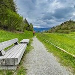 Auf dem Rundweg Kasserol laden Bänke zum Verweilen ein