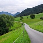 Zuletzt folgt die Wanderung einem kleinen Sträßchen nach Tagusens