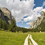 Das malerische Langental wird von hohen Felswänden umrahmt