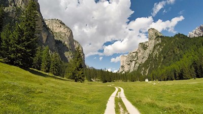 Das malerische Langental wird von hohen Felswänden umrahmt