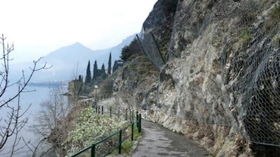 The Sentiero del Sole, with its great views, runs at first close to the lake