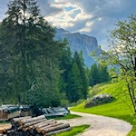 Sanft schlängelt sich der Tru di artisc von La Villa nach St. Kassian