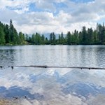 Oberhalb der Puntleider Seealm schimmert der Puntleider See