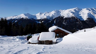 Die Stumpfalm ist in eine weiße Winterlandschaft gebettet