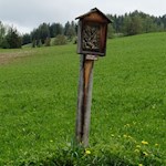 Längs des Weges erinnern Kreuzwegstationen an den Leidensweg Christi