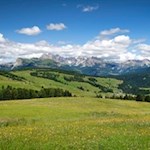 Unser Blick schweift über die weitläufige Seiser Alm zu den Dolomiten