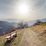 Der Mitterweg bei Lajen führt durch eine idyllische Landschaft