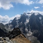 Blick auf die vergletscherten Felswände des Hochfernermassivs