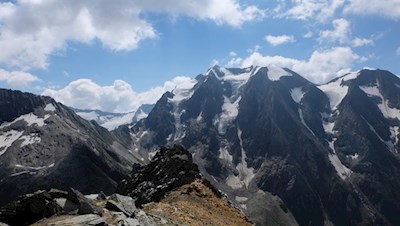 Blick auf die vergletscherten Felswände des Hochfernermassivs