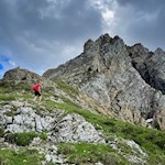 Über die felsdurchsetzten Wiesenhänge auf die Poppekanzel