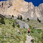Vor der Kulisse der Rotwand auf den Vajolonpass