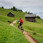 Sul percorso circolare attorno al Sass de Putia si trovano anche gli appassionati di mountain bike