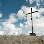 Den 2.810 m hohen Seekofel ziert ein schlichtes Gipfelkreuz