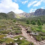 Auf schmalen Pfaden nähern wir uns der trapezförmigen Riepenspitze