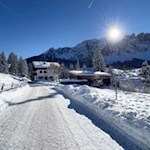 Vom Parkplatz führt der Schönblickweg zur Karerpassstraße