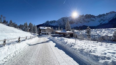 Vom Parkplatz führt der Schönblickweg zur Karerpassstraße