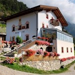 Direkt neben der Bergstation lädt der Unterstell Hof zur Einkehr